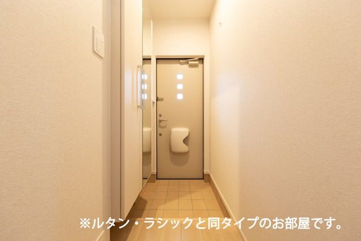 ドミールオカマエ Aの玄関