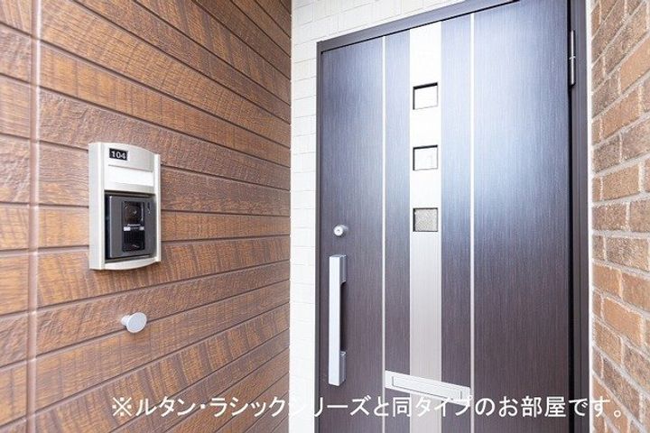 ドミールオカマエ Bの玄関