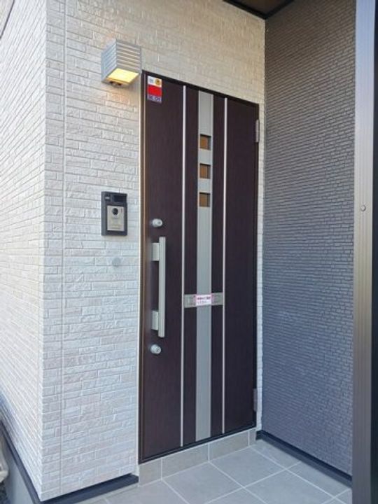 ライツハウスEの玄関
