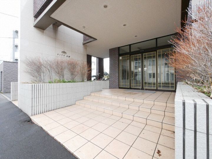 ティアラ本郷の玄関