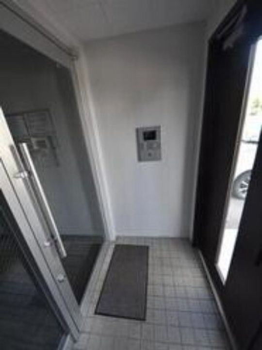 マピエス元町401の玄関