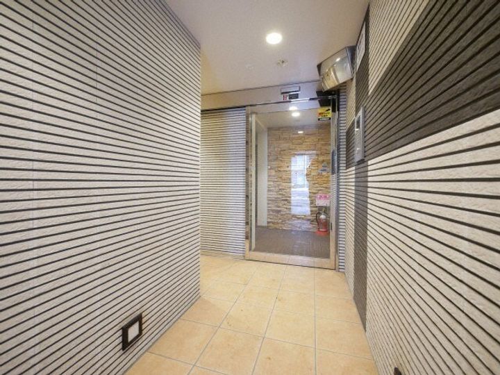 コローレ元町の玄関