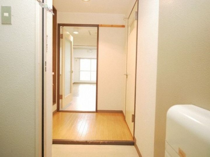 メゾン・にれの樹203の玄関