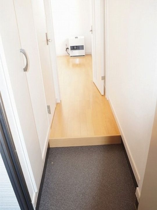 リヴィエール栄町205の玄関