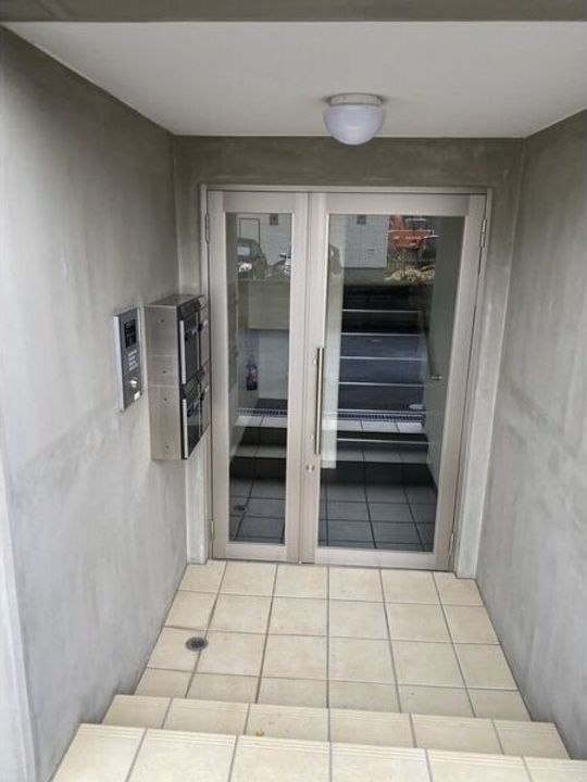 リヴィエール栄町205の玄関