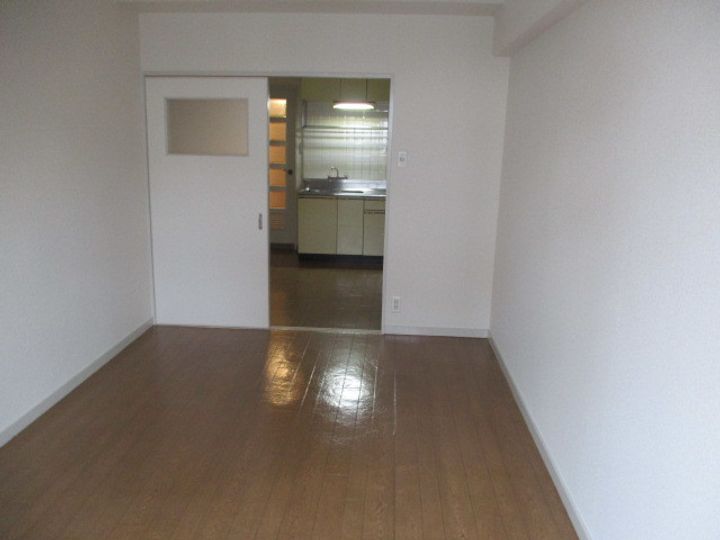 ハイツサンコーの居間