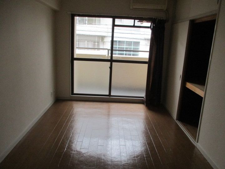 ハイツサンコーの居間