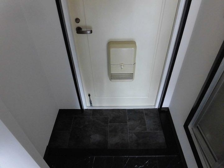 リバーエステートの玄関