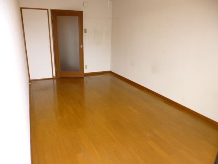 サンコーポウエノの居間