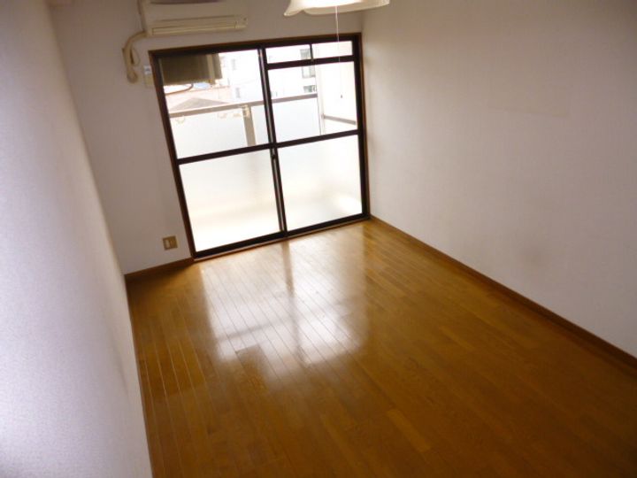 サンコーポウエノの居間