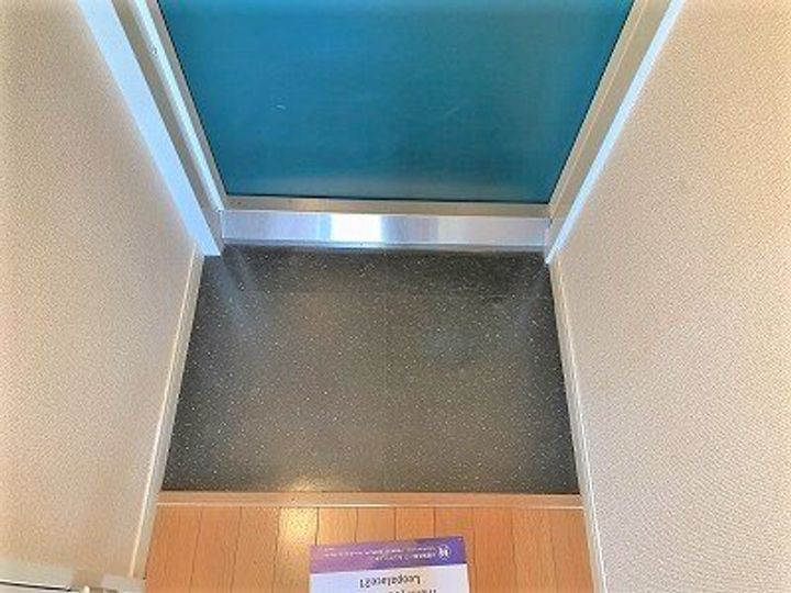 レオパレス南ひばりガ丘の玄関