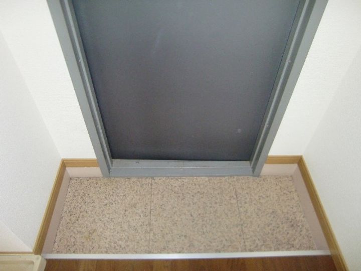 レオパレスクレストの玄関