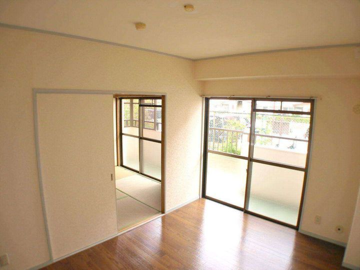マンション摂陽304の居間