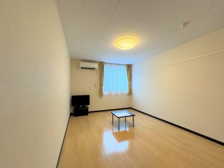 レオネクストセリバテール仁川Ⅱ105の居間