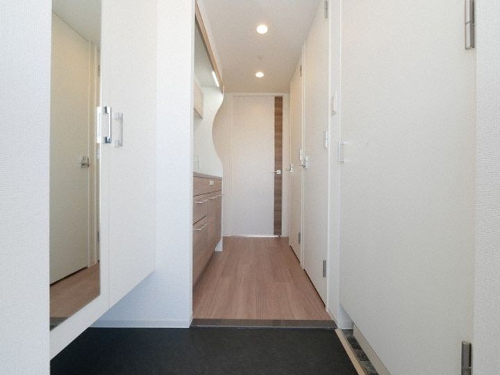 セレニテ日本橋プリエの玄関