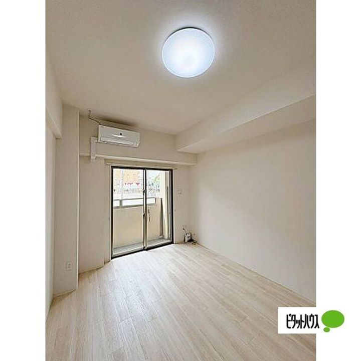 愛知県名古屋市瑞穂区八勝通3丁目の賃貸マンションの居間