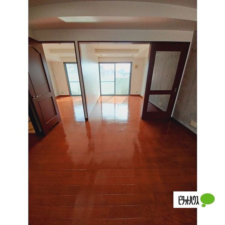 愛知県名古屋市昭和区山里町の賃貸マンションの居間