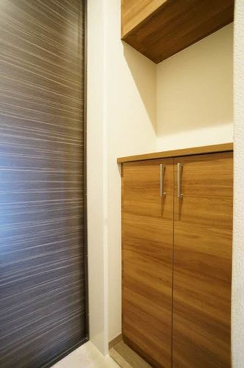 【シャーメゾン】メゾンレグルス202の玄関