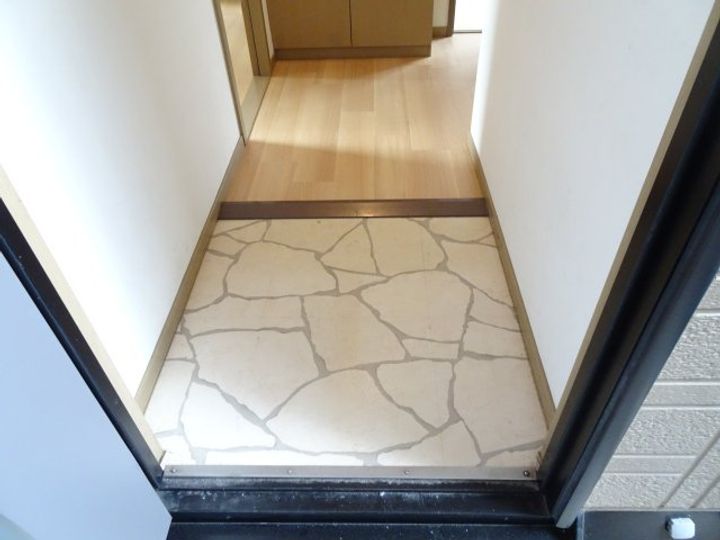 ウィンディア本今B棟15の玄関