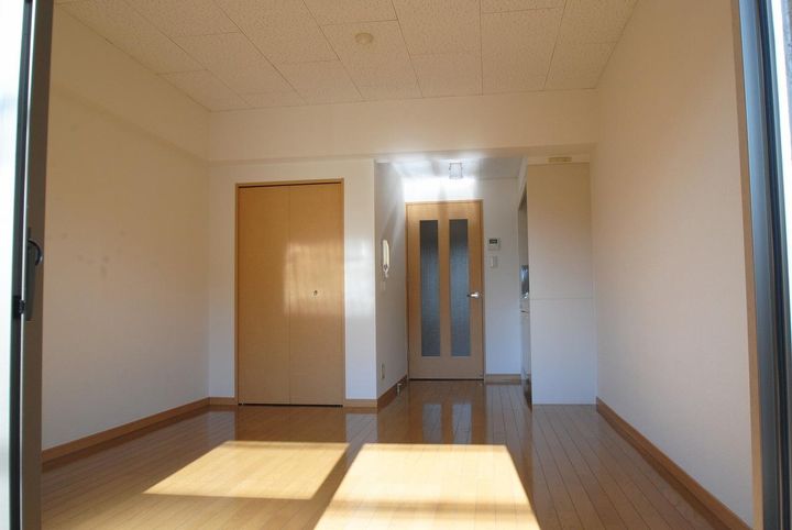 エース参番館の居間