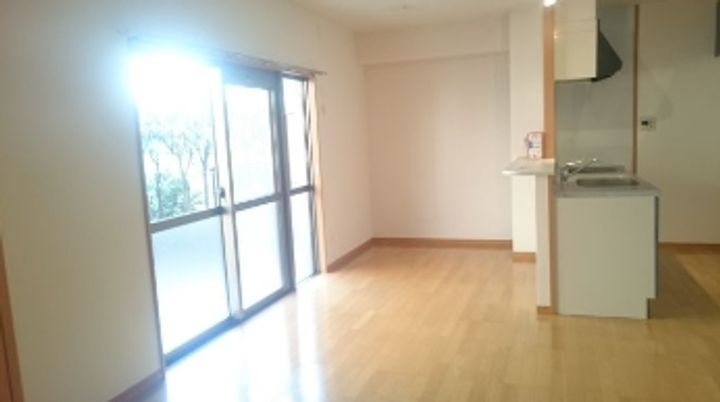エントピア麦野の居間