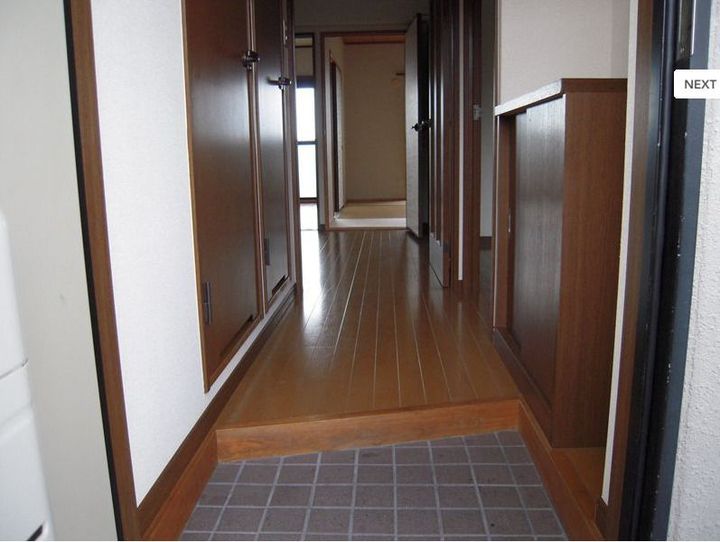 ロイヤルハイツ303の玄関