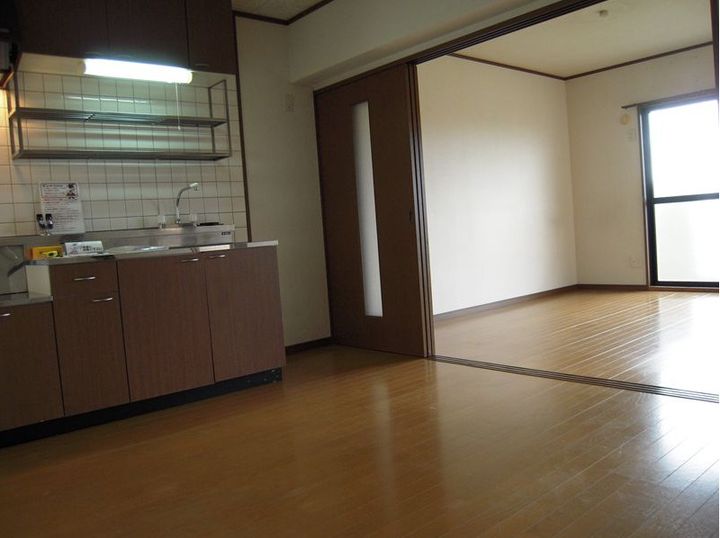 ロイヤルハイツ303の居間