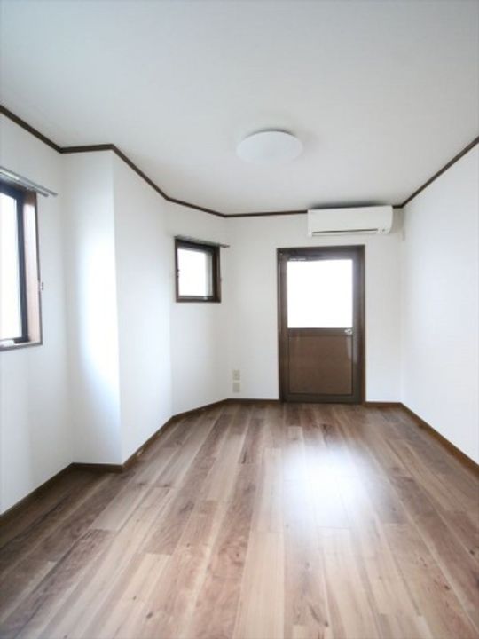 新井ビル202の居間