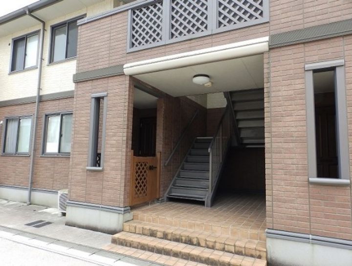 クレール泉202の玄関