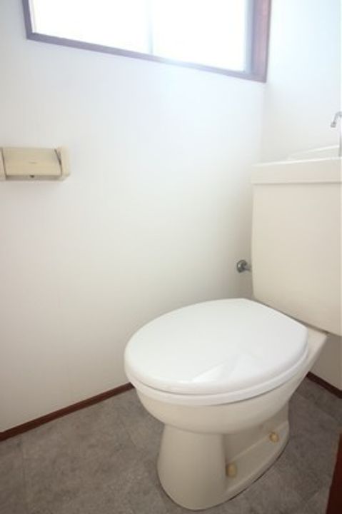 ハイツ百合B棟101の玄関