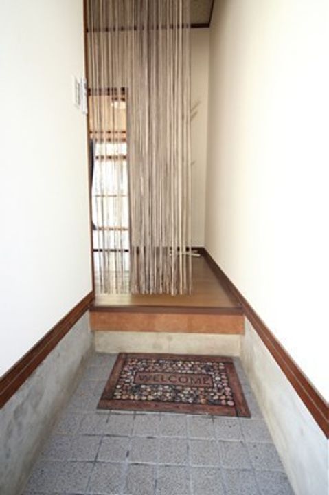 ハイツ百合B棟101の玄関