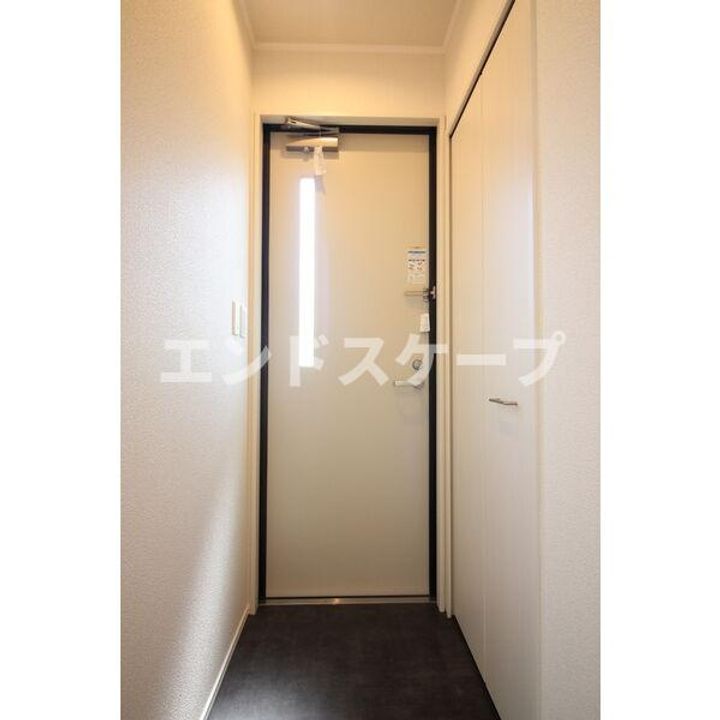 Les・Aubepines 昭和(レ・ゾービピン昭和)Bの玄関