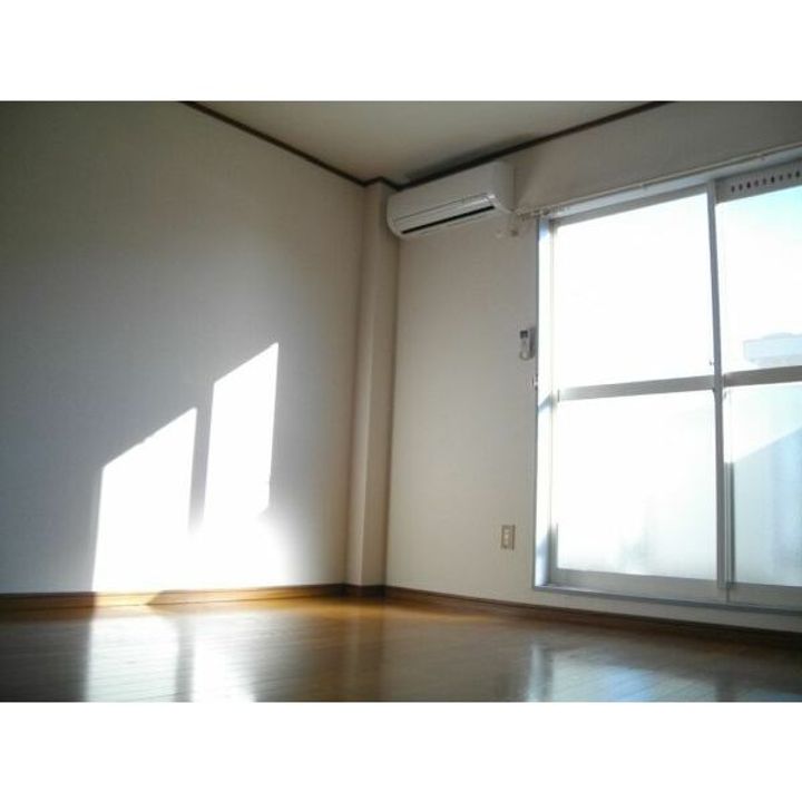 サープラスワン徳重103の居間