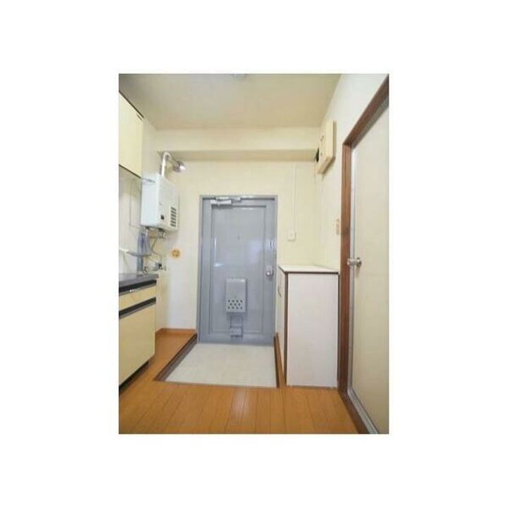 中西ビル302の玄関