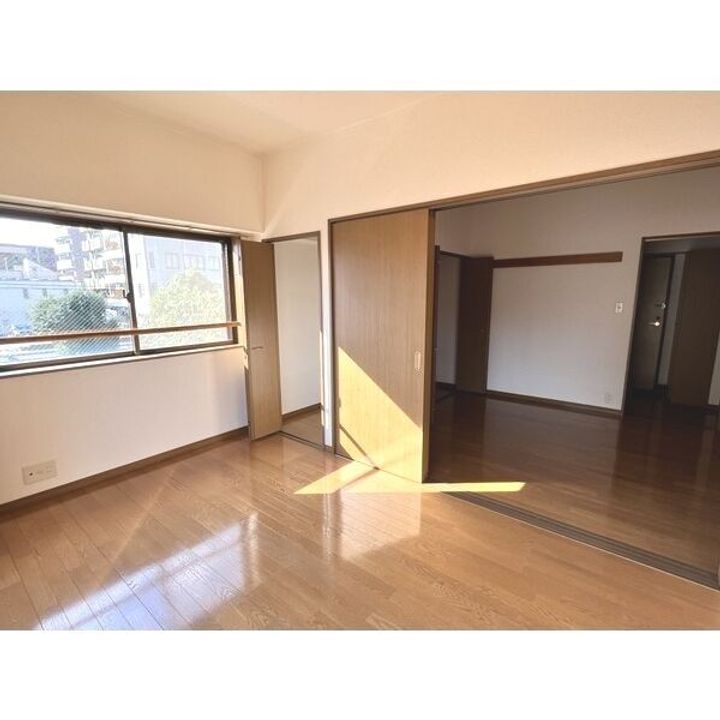 コンフォート高畑の居間