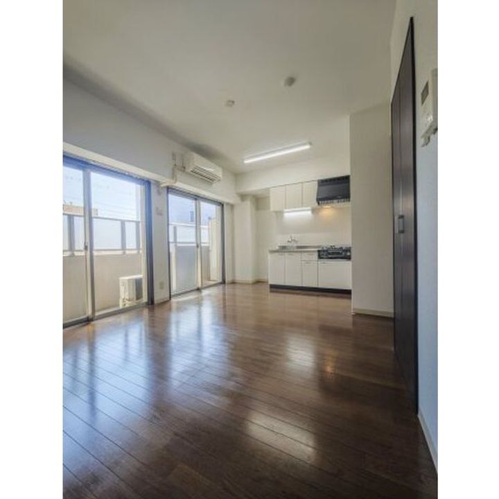 レジーナ鳥居松102の居間