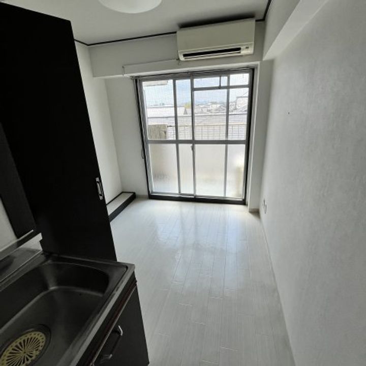 シャトル城町406の居間