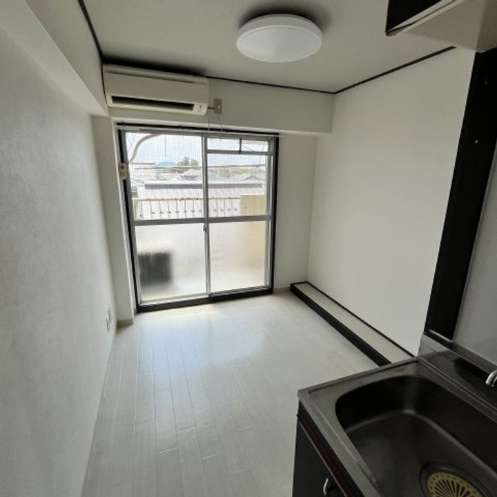 シャトル城町411の居間