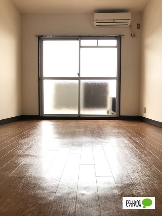 メイプル東名坂弐番館202の居間