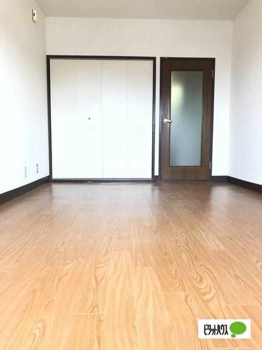 メイプル東名坂弐番館202の居間