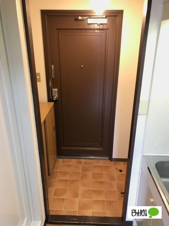 メイプル東名坂弐番館202の玄関