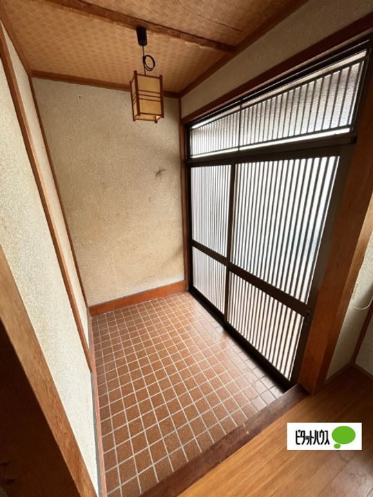 滋賀県湖南市柑子袋西4丁目(一戸建)の賃貸物件1の玄関