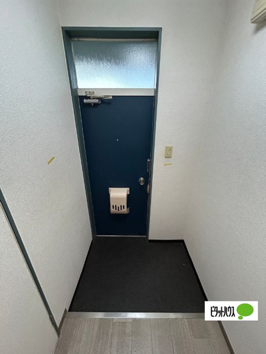 滋賀県甲賀市甲南町新治の賃貸アパートの玄関