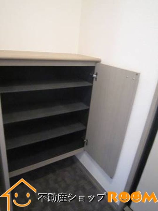 SUNロイヤルC棟の玄関