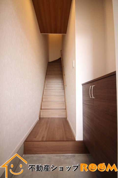 クレストガーデン柳川 A棟201の玄関