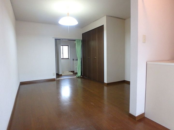 ハイツ松緑203の居間