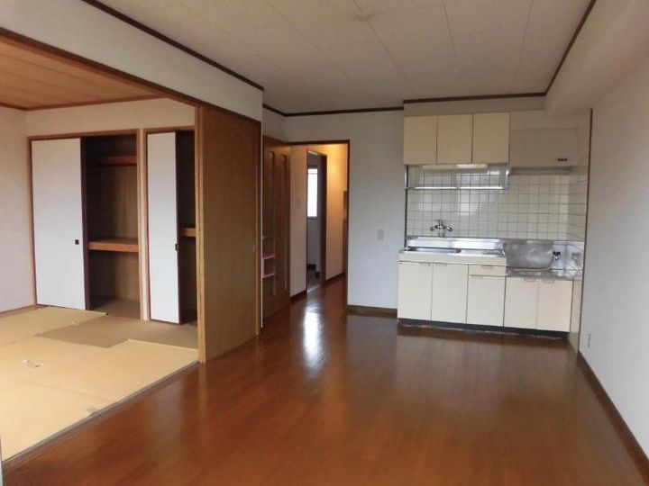 コモド花山手307の居間