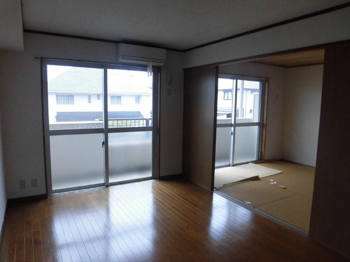 コモド花山手307の居間