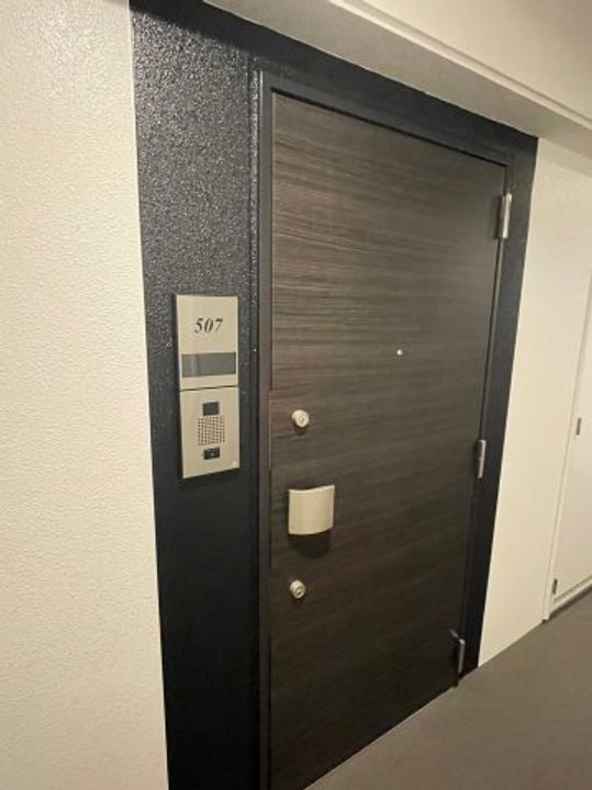 プレサンス丸の内アデルの玄関