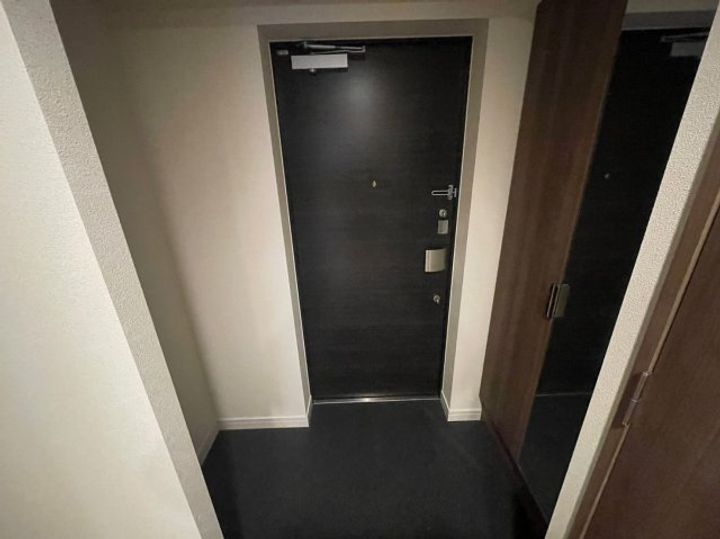 プレサンス丸の内アデルの玄関